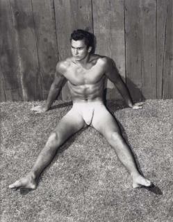 Bruce of Los Angeles - Jeune homme assis