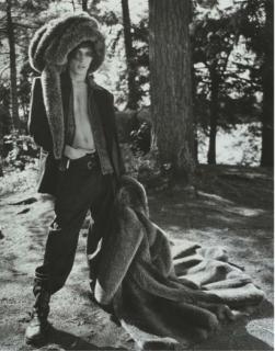 Bruce Weber - Jeune Homme À La Fausse Fourrure