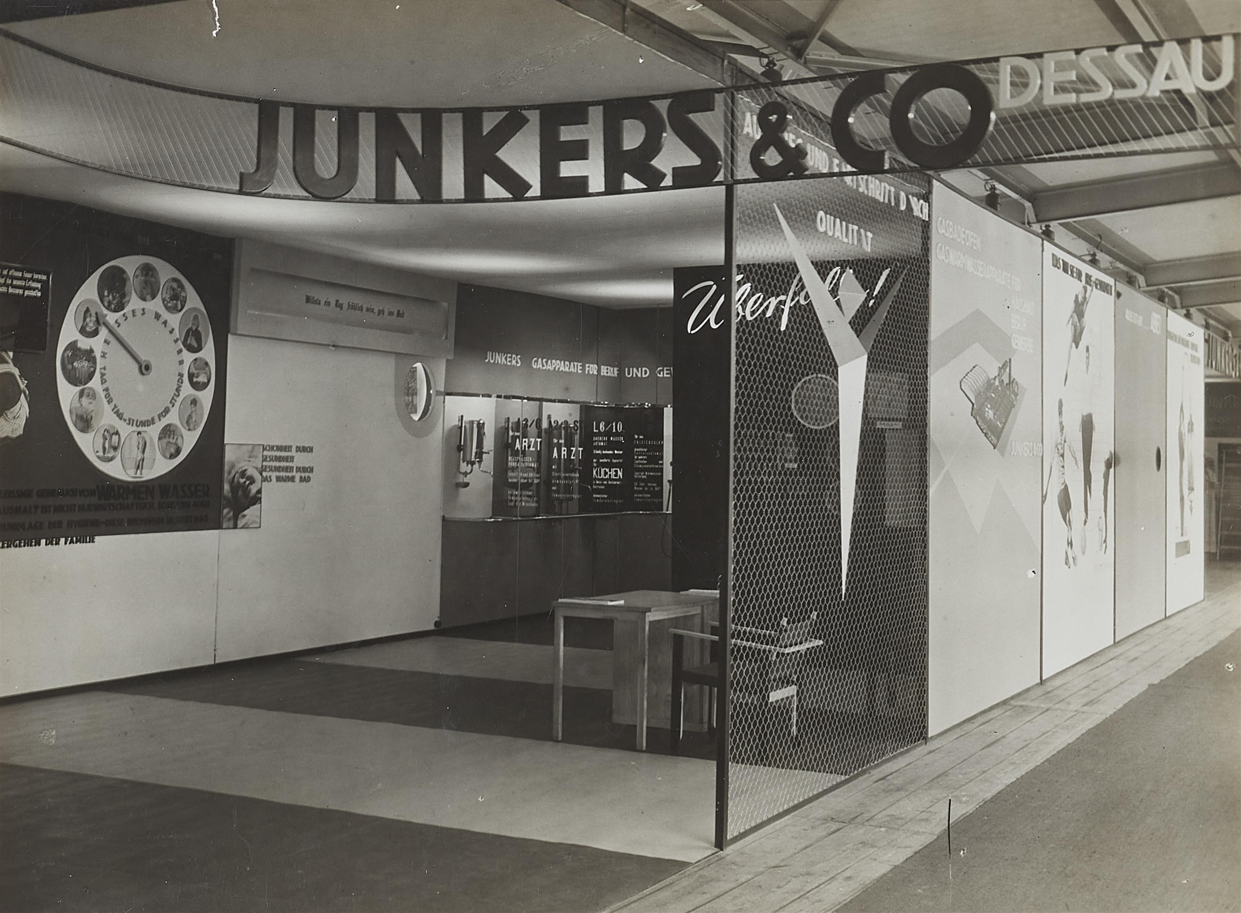 Cami Stone - Eingang zur Ausstellungskoje, Dessau