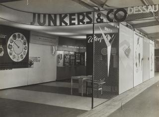 Cami Stone - Eingang zur Ausstellungskoje, Dessau