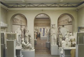 Candida Höfer - Akademisches Kunstmuseum der Universitat Bon IV, 1990