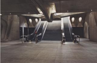Candida Höfer - Bahnhof Stadelhofen, Zürich (Rolltreppe)