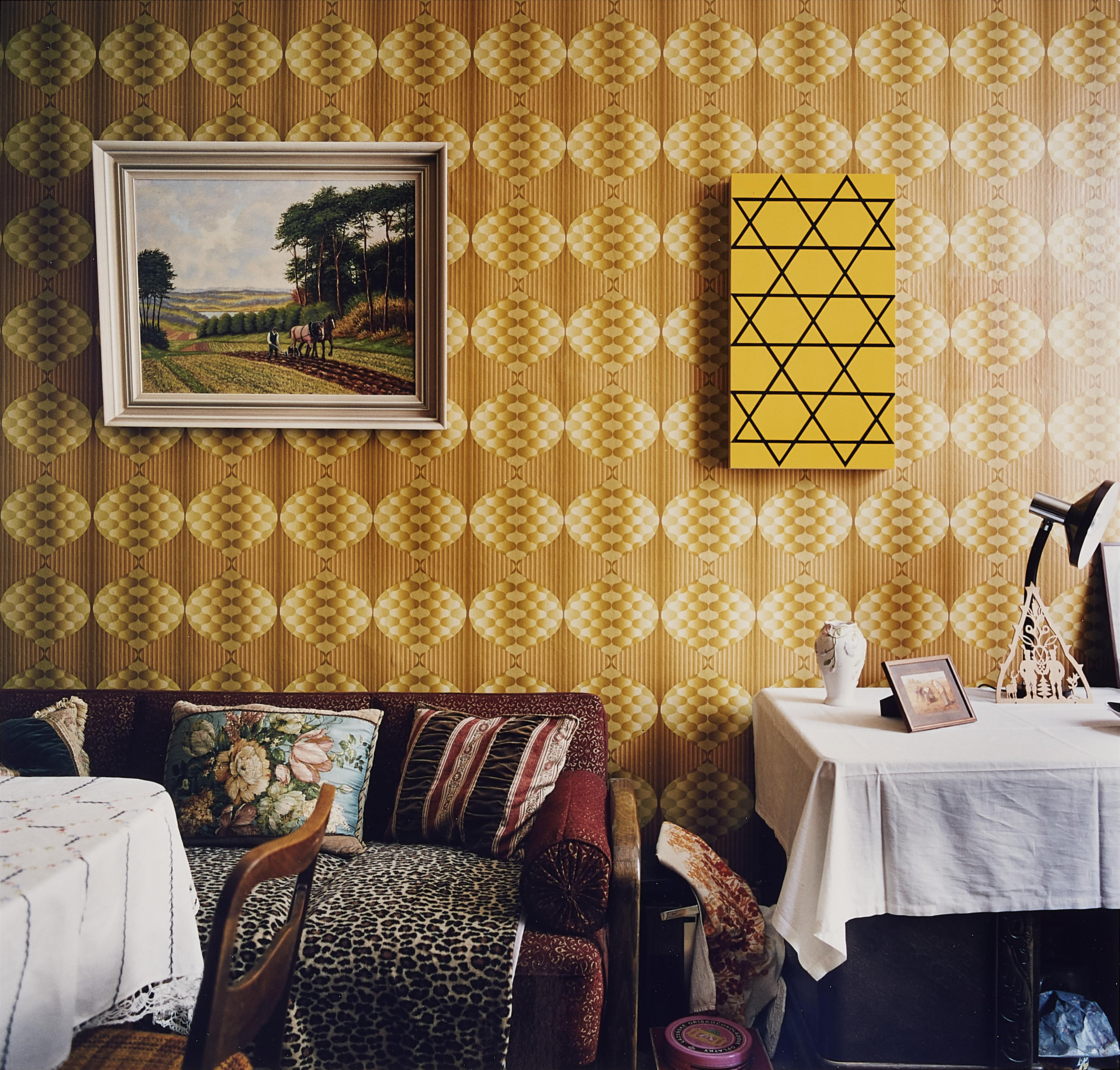 Candida Höfer - Blumenstraße 49 (aus der Serie: Zimmerdenkmäler)