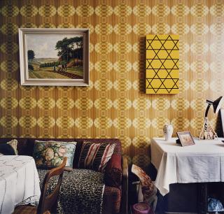 Candida Höfer - Blumenstraße 49 (aus der Serie: Zimmerdenkmäler)