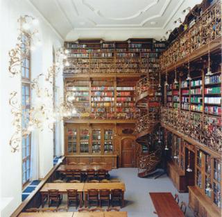 Candida Höfer - Juristische Bibliothek München Ii