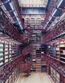Candida Hofer - Handelingenkamer tweede Kamer der Staten-Generaal den Haag III, 2004