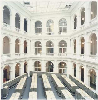 Candida Hofer - Universitätsbibliothek, Hamburg, 2000