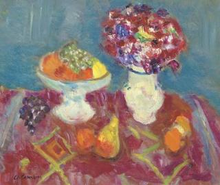 Charles Camoin - Compotier de fruits, raisins blancs et bouquet de fleurs sur tapis rouge