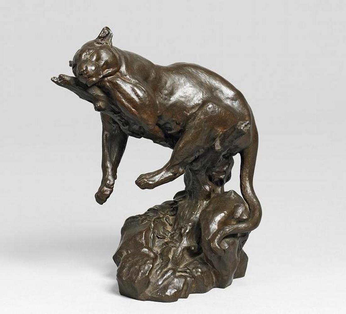 Charles Valton - Ruhende Löwin auf einem Baumstamm