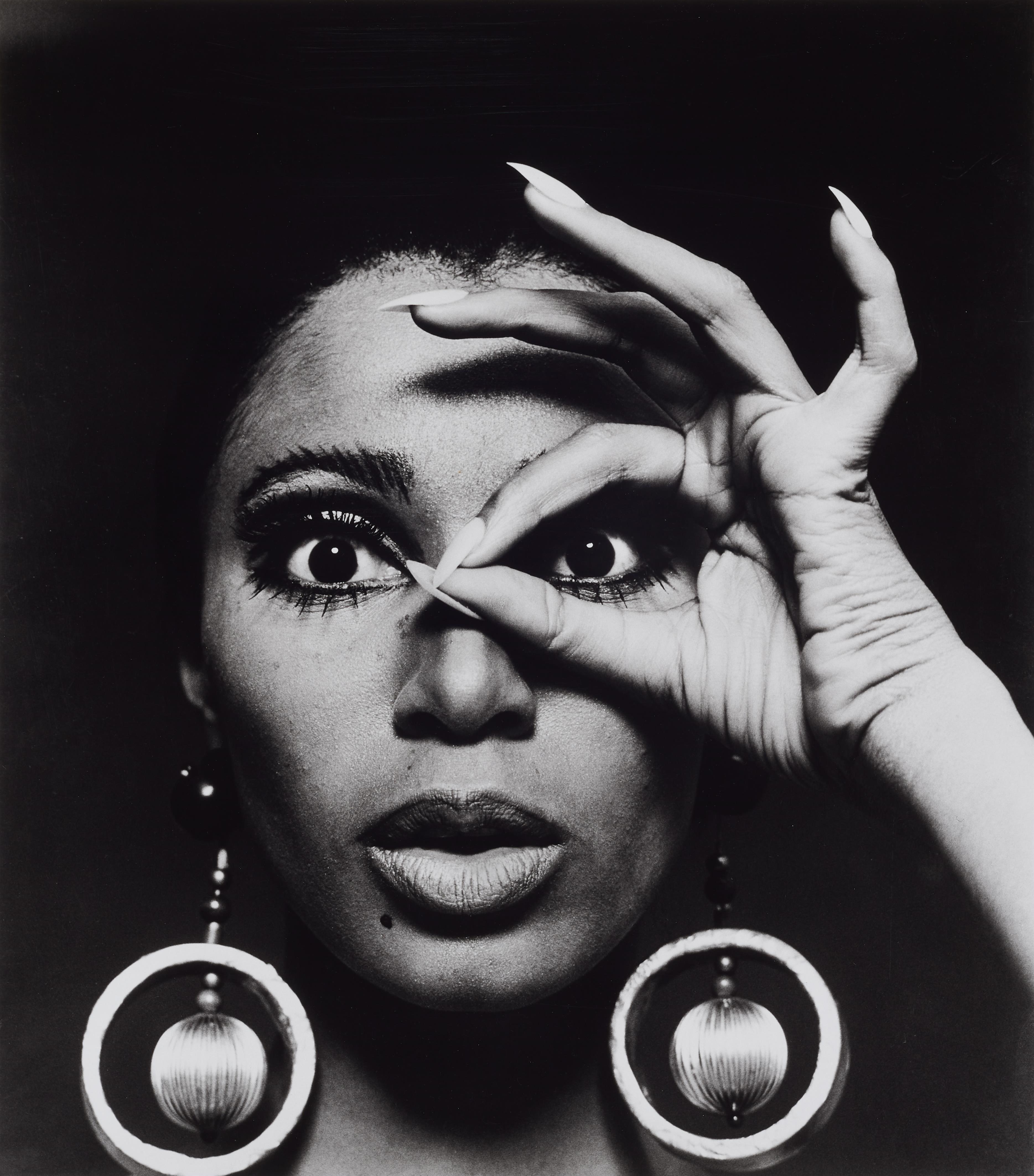 Charlotte March - Donyale Luna mit Goldohrringen