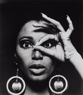 Charlotte March - Donyale Luna mit Goldohrringen