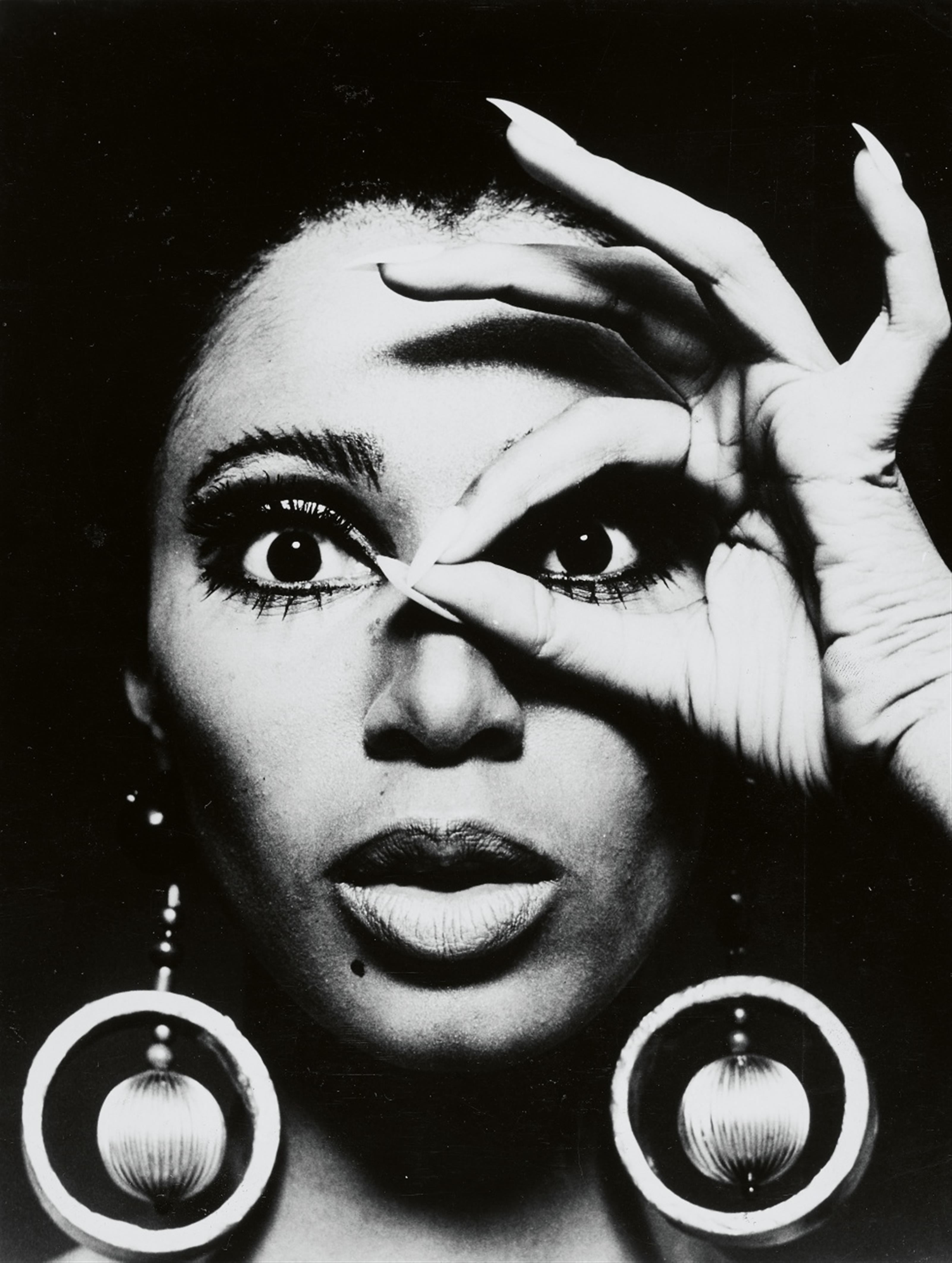 Charlotte March - Donyale Luna mit Ohrringen für \'twen\'