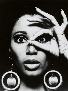 Charlotte March - Donyale Luna mit Ohrringen für \'twen\'