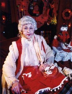 Cindy Sherman - Ohne Titel (Mrs. Claus)
