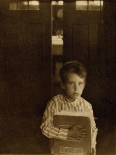Clarence H. White - »Boy with Camera Work«