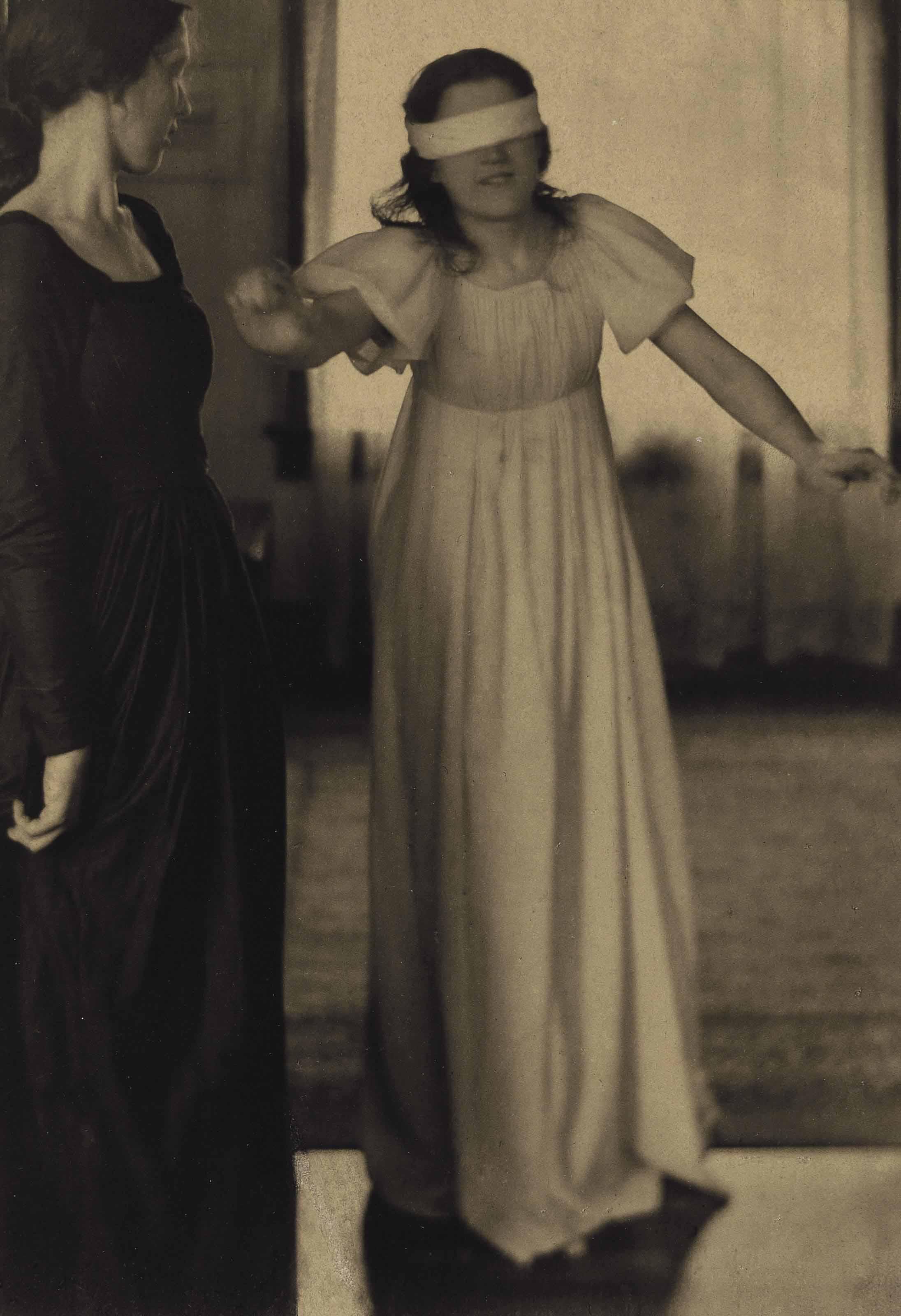 Clarence Hudson White - Blind Man\'s Buff, 1898