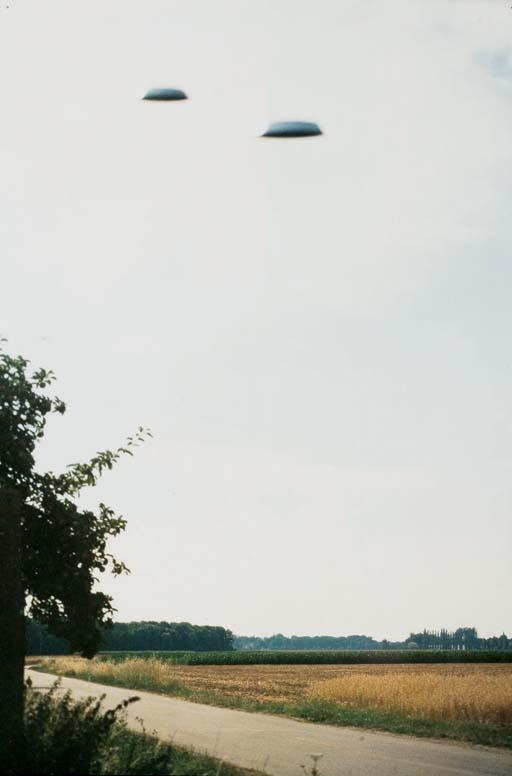 Claude Closky - Soucoupe volante route de la ferme1