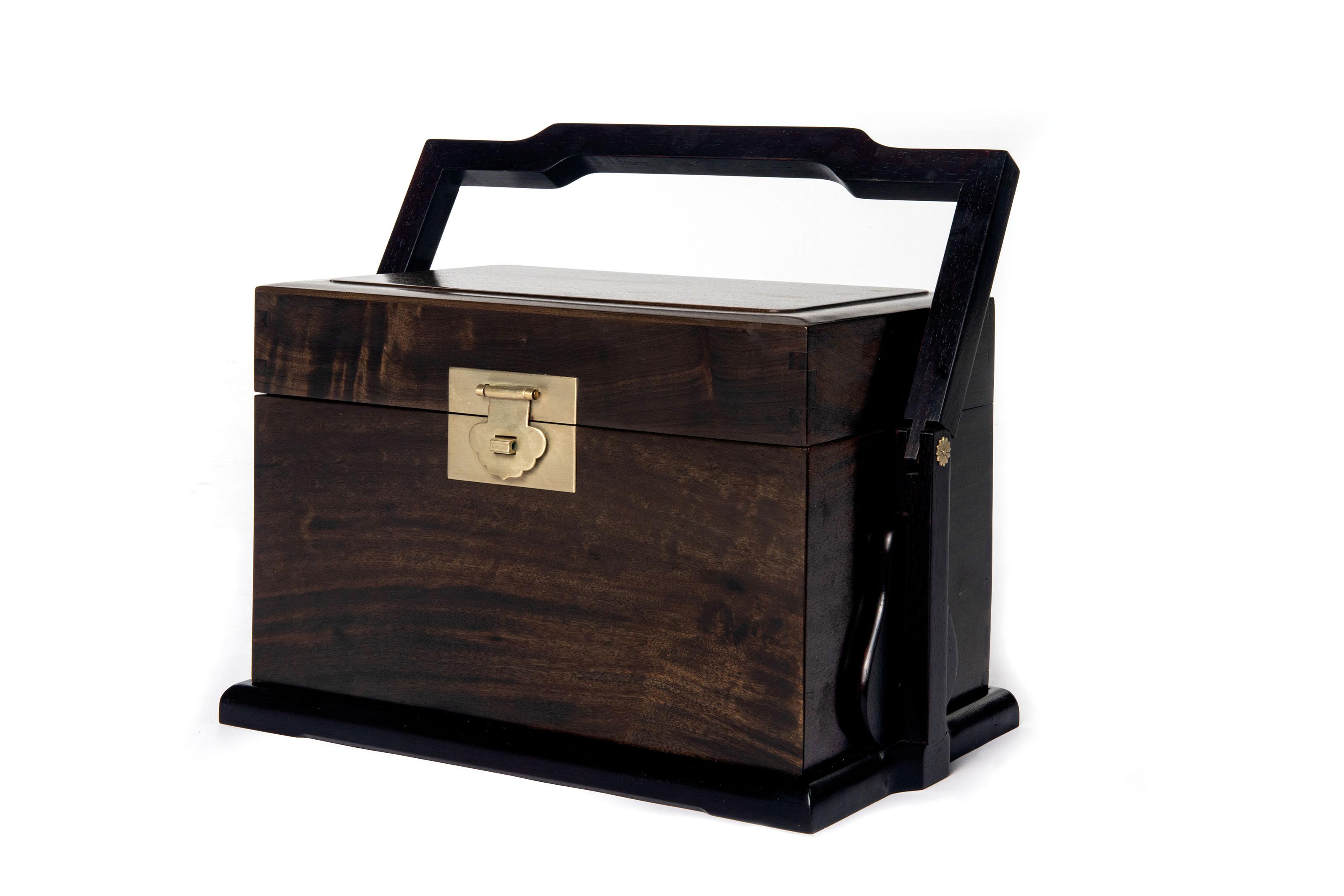 Cola Ma - A Three Tiered \'Tihe\' Style Vanity Case With Foldable Handle