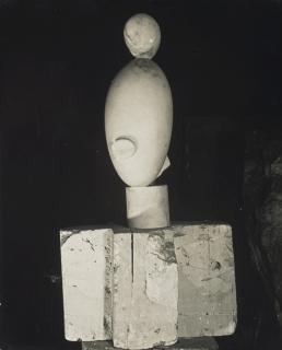 Constantin Brancusi - La Négresse blanche de trois-quart vue de nuit, marbre veiné, 1923