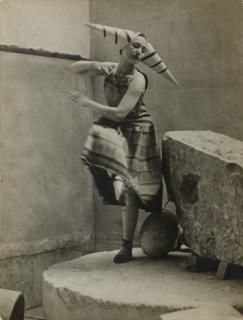 Constantin Brancusi - Lizica Codréano interprétant les Gymnopédies d\'Erik Satie dans l\'atelier de Brancusi, 1922