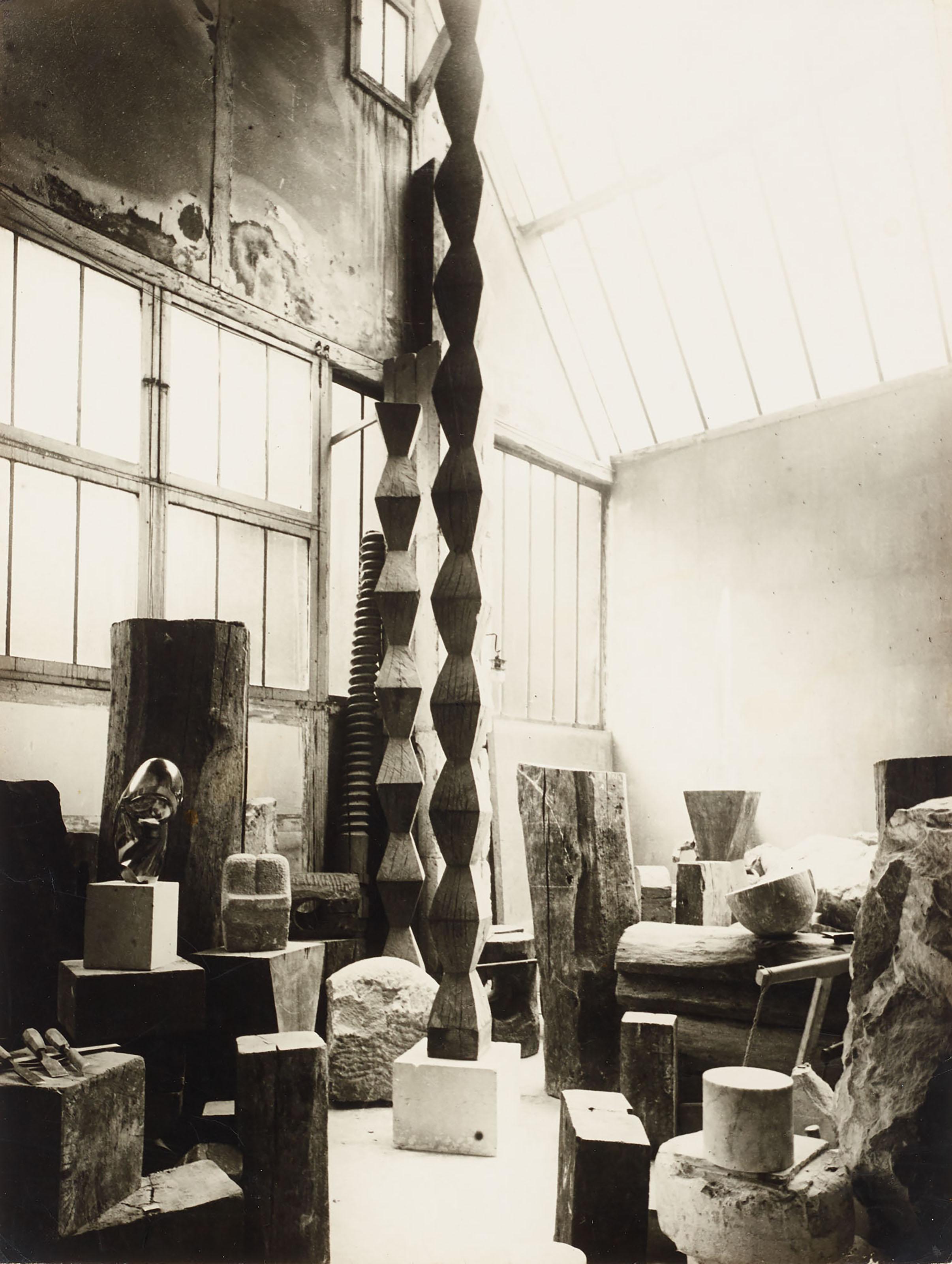 Constantin Brancusi - Vue d\'atelier, c. 1925