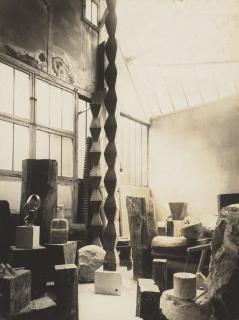 Constantin Brâncusi - Vue d\'Atelier, c. 1925