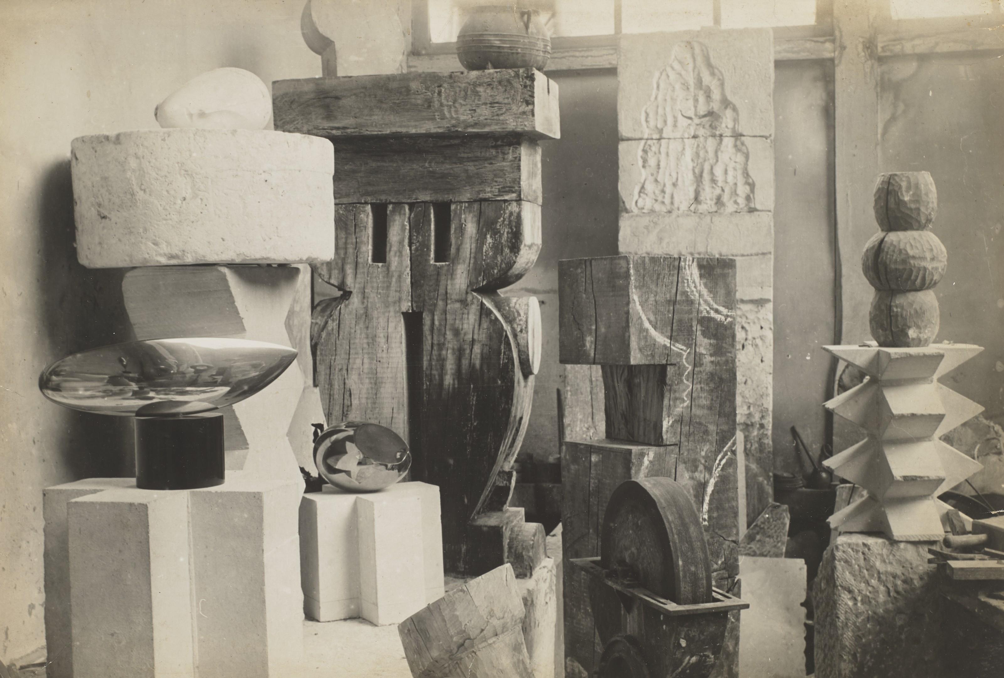 Constantin Brâncusi - Vue de l\'atelier, c. 1924-1925