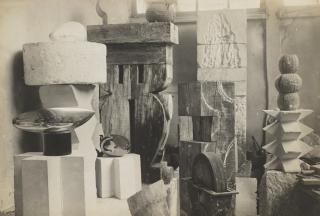 Constantin Brâncusi - Vue de l\'atelier, c. 1924-1925
