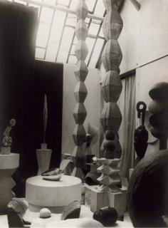 Constantin Brancusi - Vue de l\'Atelier, c. 1924