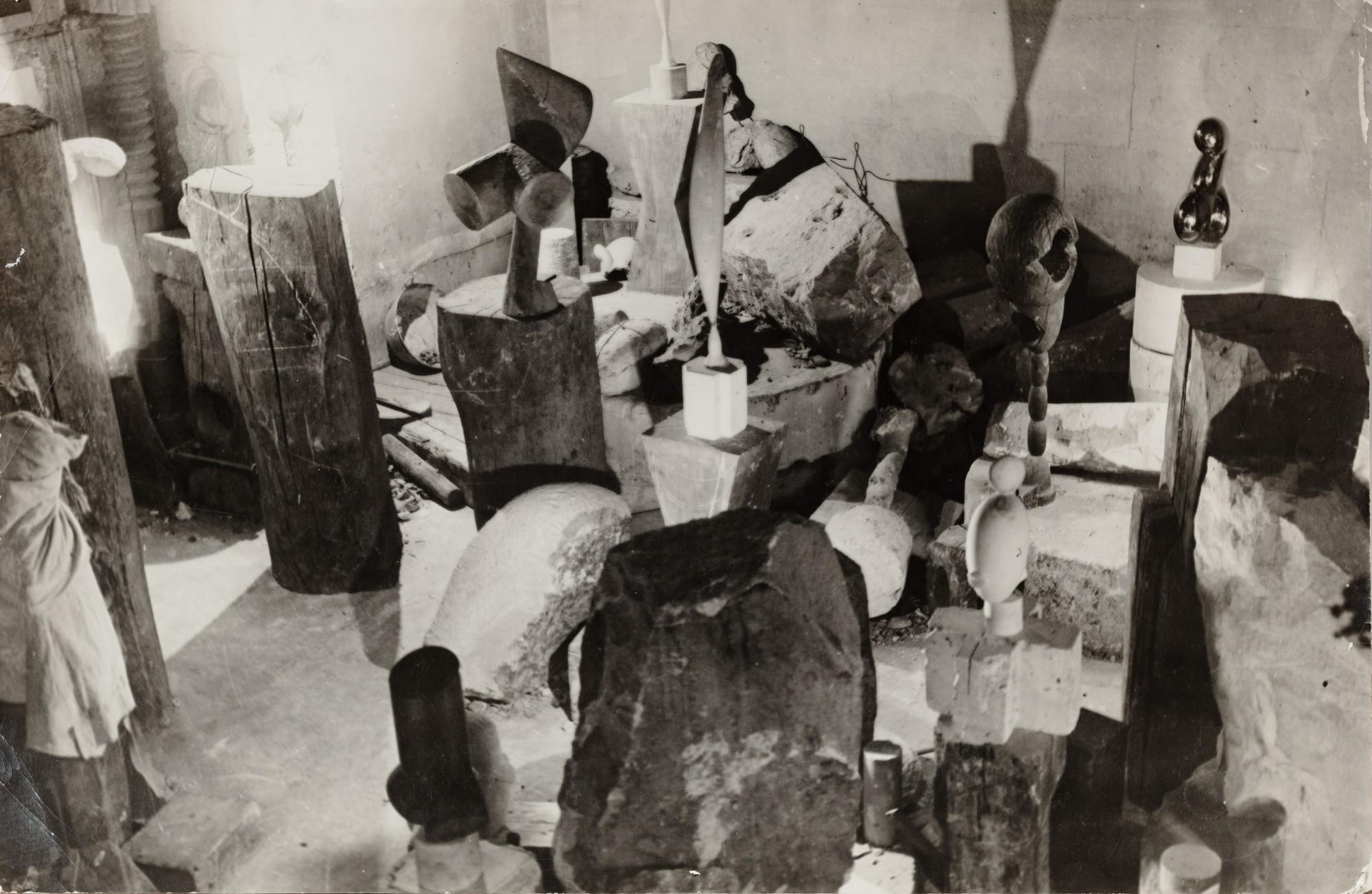 Constantin Brancusi - Vue de l’atelier, vers 1923 : La Sorcière (1916-1924), L\'Oiseau dans l\'espace, plâtre (1923-1924 ?), L\'Oiseau dans l\'espace, marbre jaune (1923-1924 ?), Socrate (1921-1922), Princesse X (1915-1916)