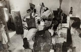 Constantin Brancusi - Vue de l’atelier, vers 1923 : La Sorcière (1916-1924), L\'Oiseau dans l\'espace, plâtre (1923-1924 ?), L\'Oiseau dans l\'espace, marbre jaune (1923-1924 ?), Socrate (1921-1922), Princesse X (1915-1916)