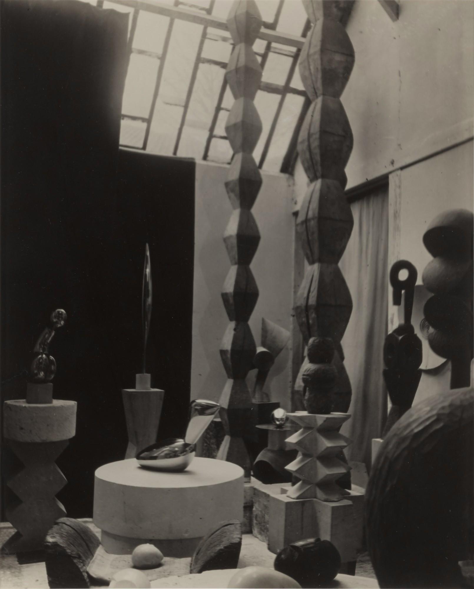 Constantin Brancusi - Vue de l\'atelier