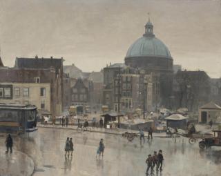 Cornelis Vreedenburgh - Figures on the bridge at the Prins Hendrikkade, Amsterdam, the Stromarkt and the Koepelkerk beyond