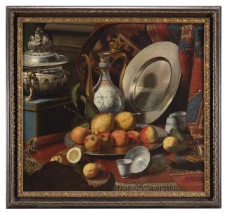Cristoforo Munari - Brucia incenso, bauletto, vassoio con frutta, teiera e porcellana in stile cinese, su tavolo coperto da tappeto Ushak