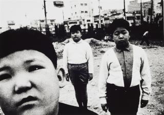 Daido Moriyama - Children who are too grownup (aus der Serie: The Island with 100 Million People 48)