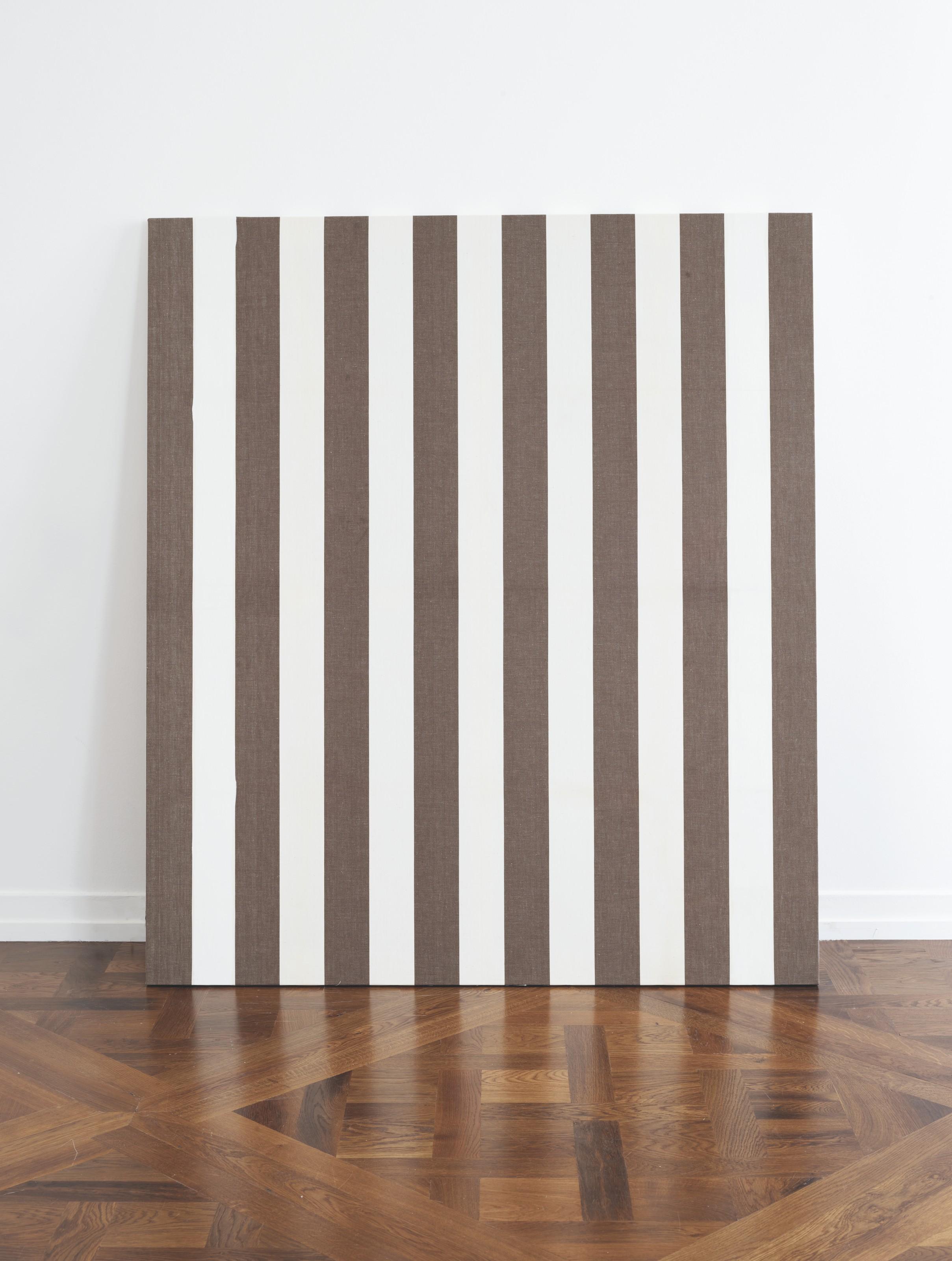 Daniel Buren - Peinture acrylique blanche sur tissu rayé blanc et marron