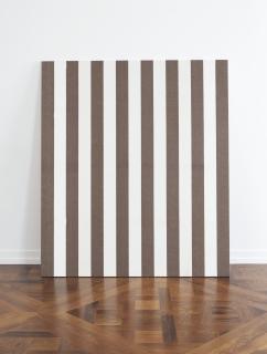 Daniel Buren - Peinture acrylique blanche sur tissu rayé blanc et marron