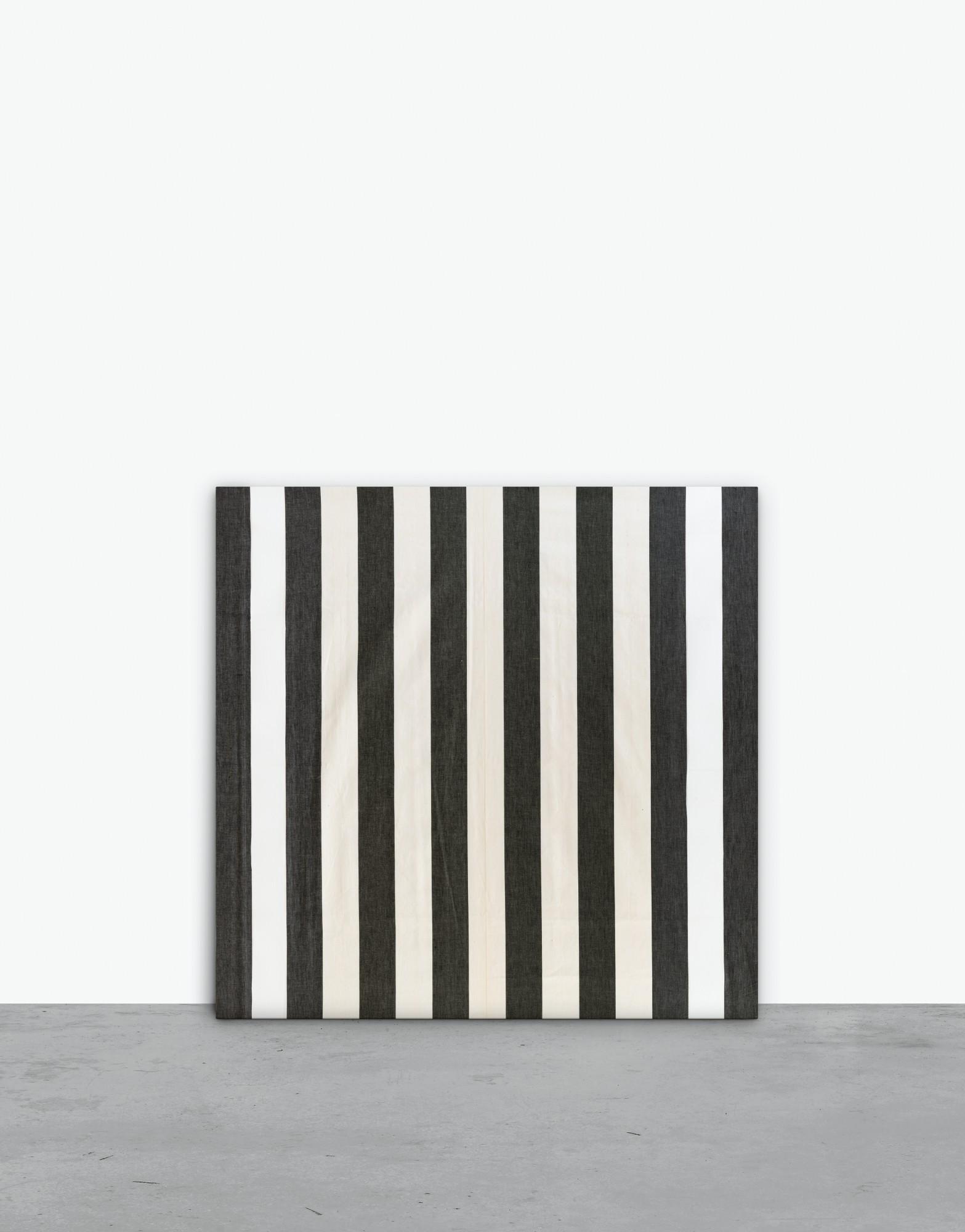 Daniel Buren - Peinture acrylique blanche sur tissu rayé blanc et noir