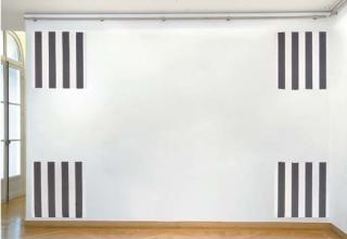 Daniel Buren - Un carré en quatre carrés pour un mur. Un travail en quatre éléments pour un mur