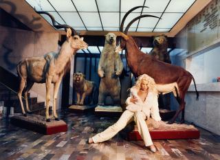 Daniela Rossell - Ohne Titel (Janita in her father\' s office, Monterrey, Mexico).