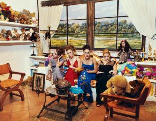 Daniela Rossell - Ohne Titel (Maria, Haydee, Paulina & Claudia in Playroom, Tabasco Mexico).