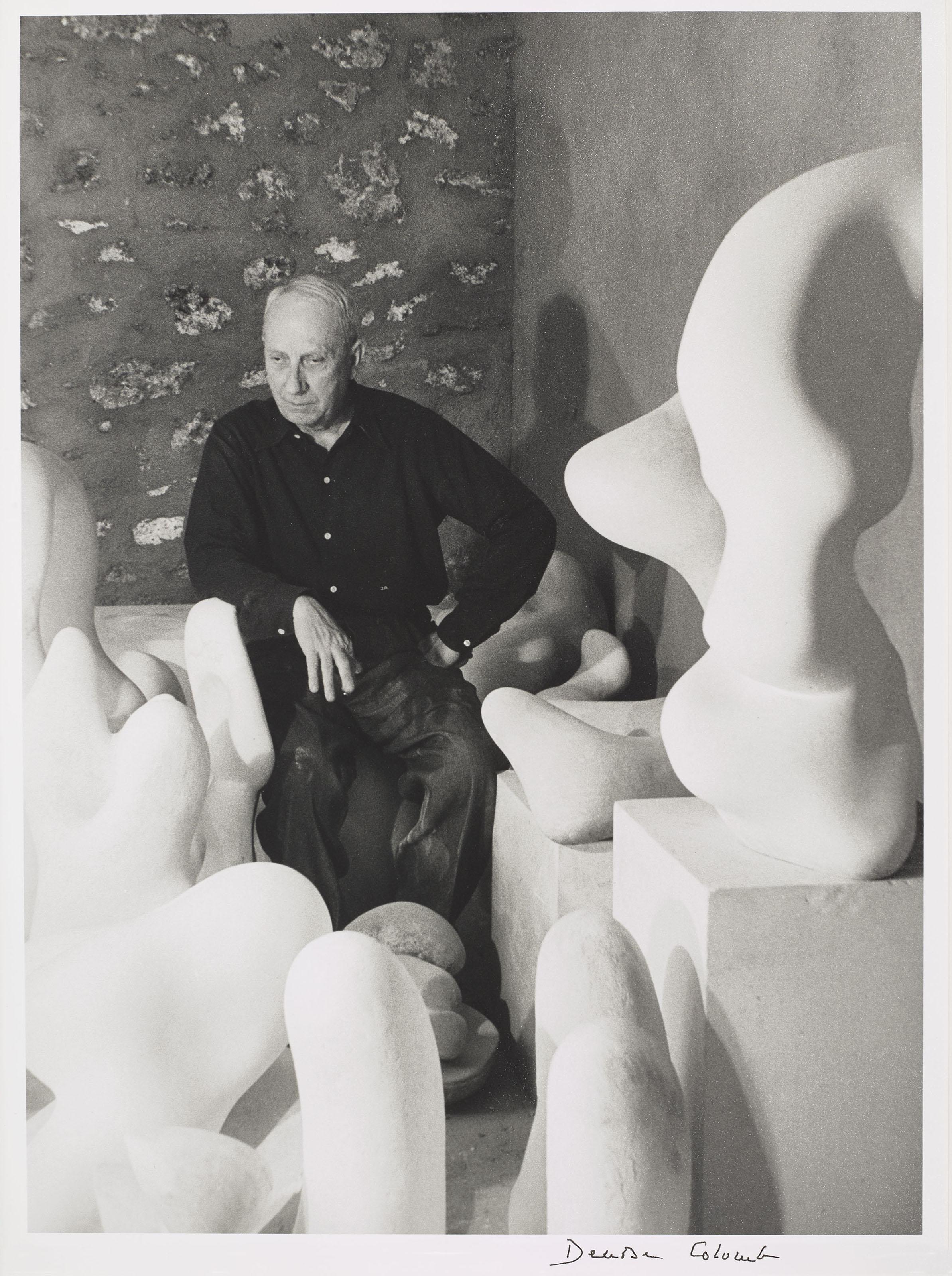 Denise Colomb - Jean Arp dans son atelier, Clamart-Meudon, 1954