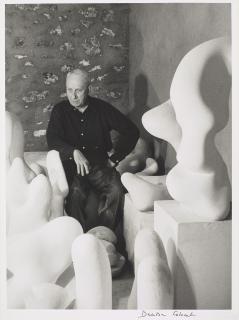 Denise Colomb - Jean Arp dans son atelier, Clamart-Meudon, 1954