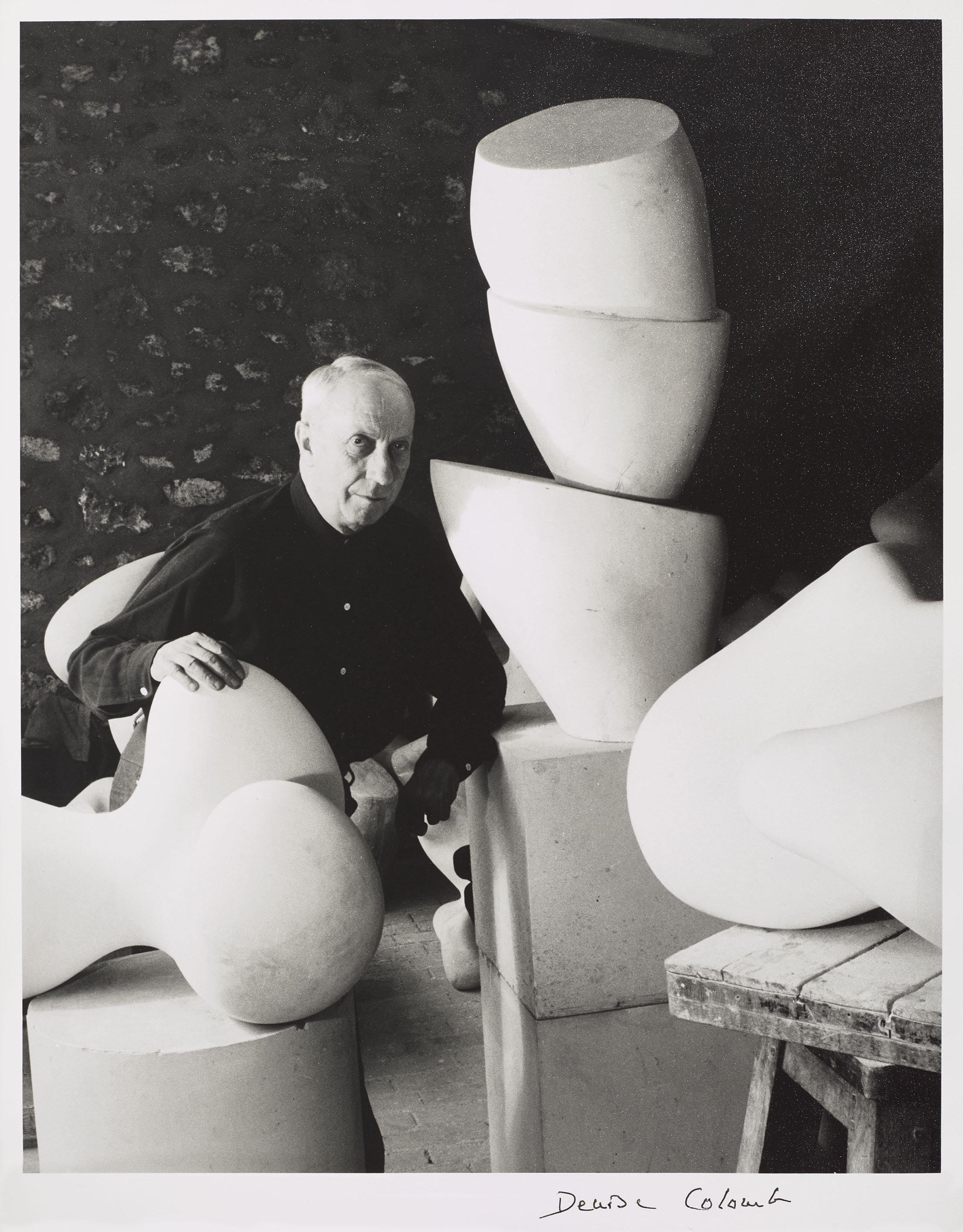 Denise Colomb - Jean Arp dans son atelier, Clamart-Meudon, 1954