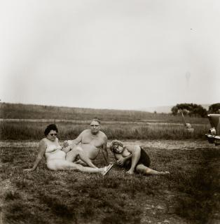 Diane Arbus - A family one evening in a nudist camp, PA