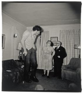 Diane Arbus - A Jewish Giant at home with his parents, 1967