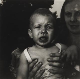 Diane Arbus - Mother Holding Her Child\'