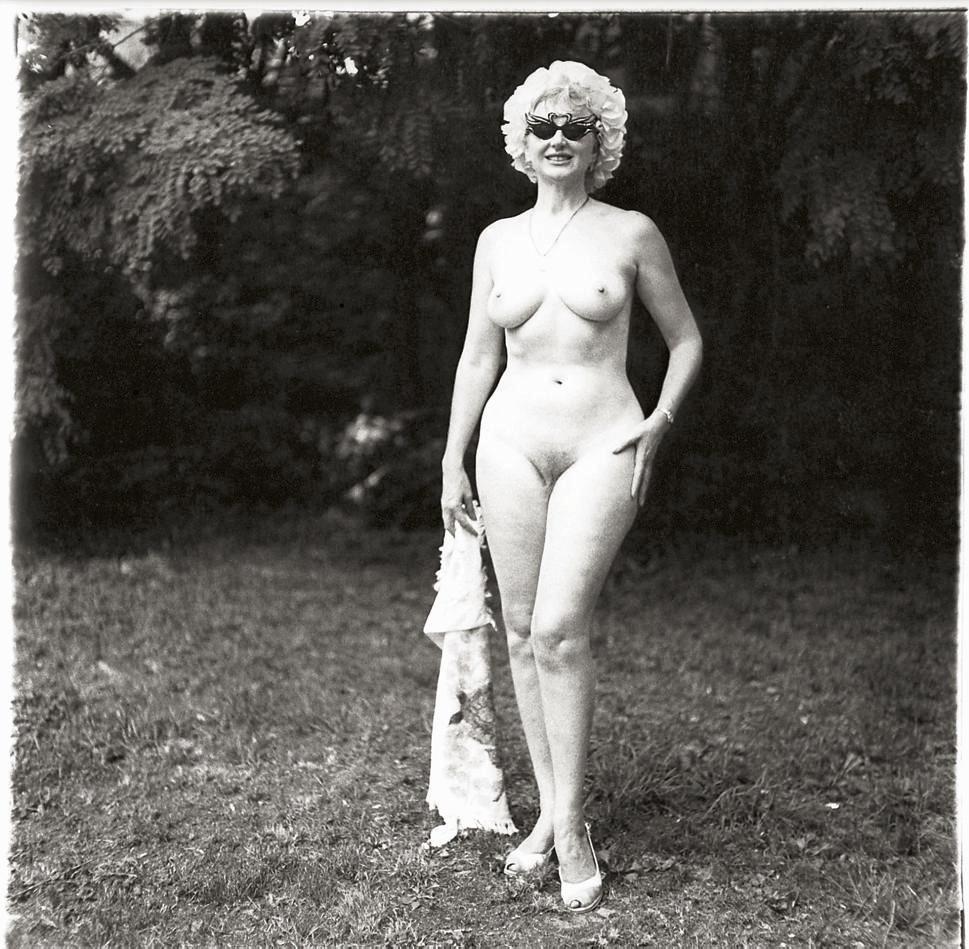 Diane Arbus - Nudist lady with swan sunglasses, Pa. 1965