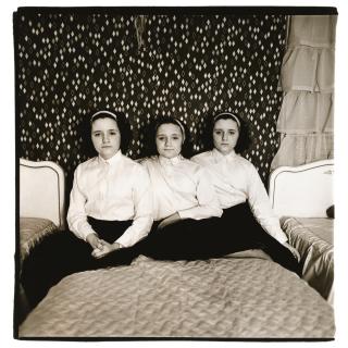 Diane Arbus - Triplets In Their Bedroom, New Jersey, 1963