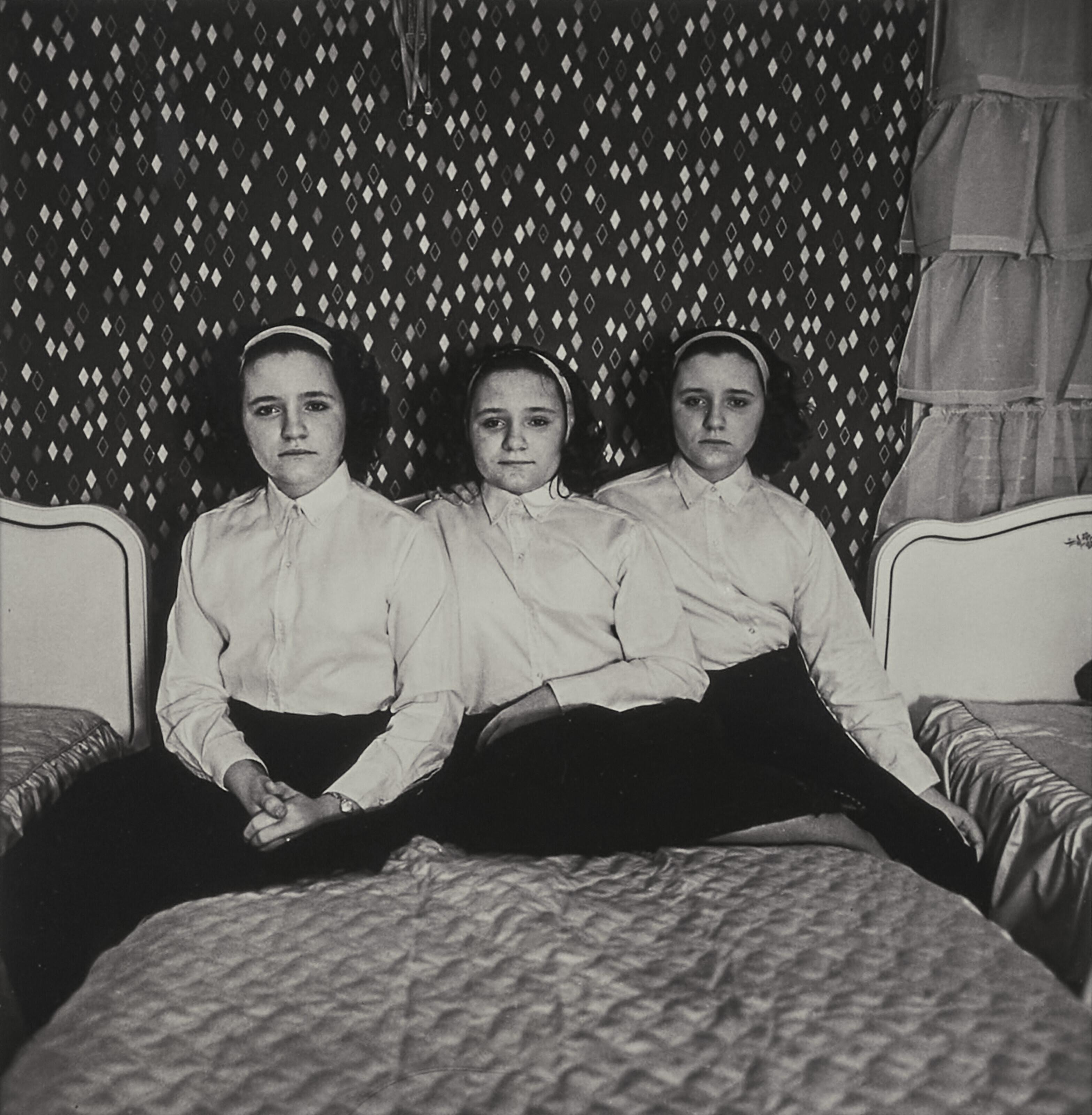 Diane Arbus - Triplets in their bedroom, NJ, 1963